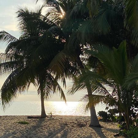 Anda Di Hows Hostel Placencia Exterior photo