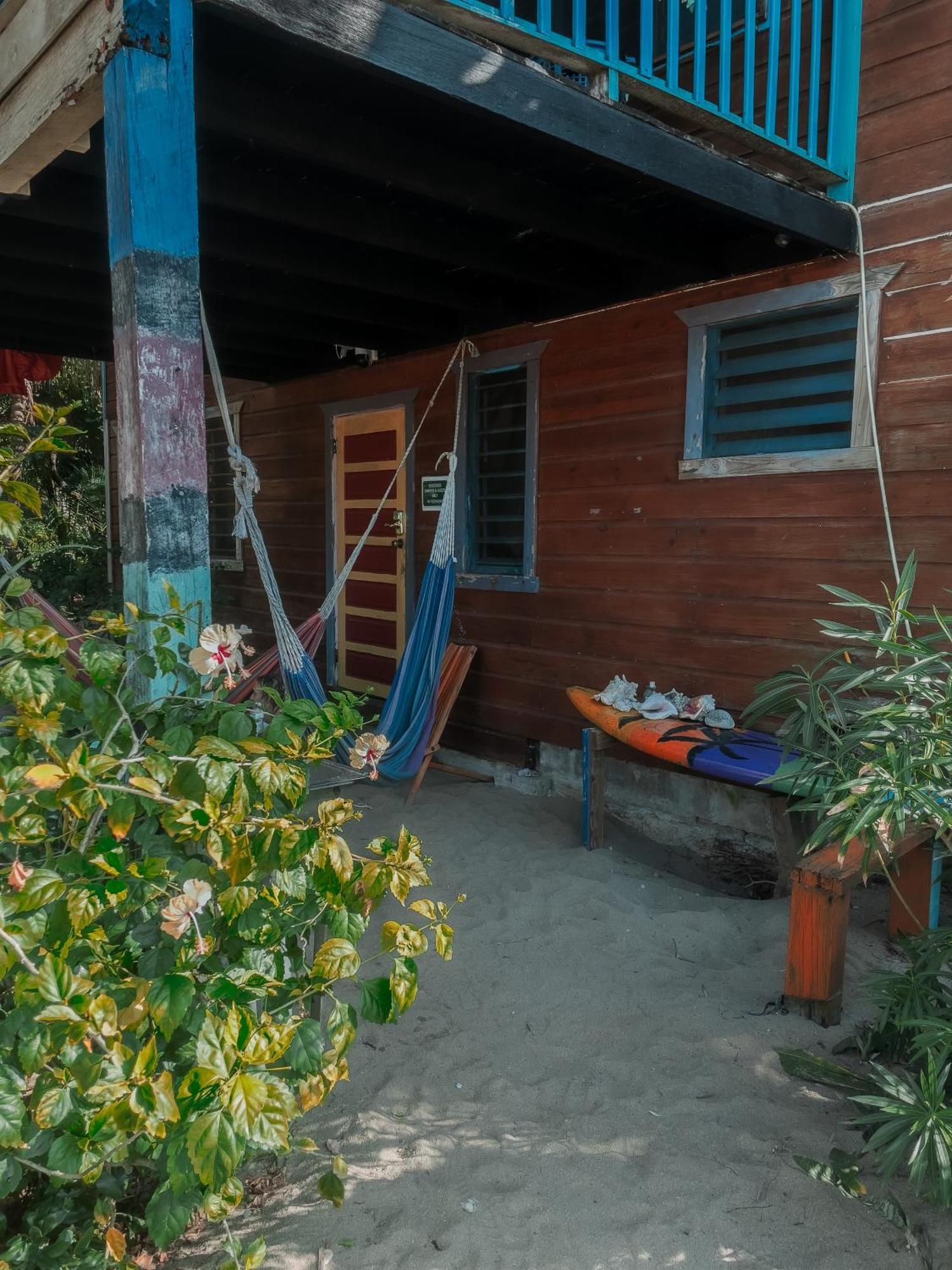 Anda Di Hows Hostel Placencia Exterior photo