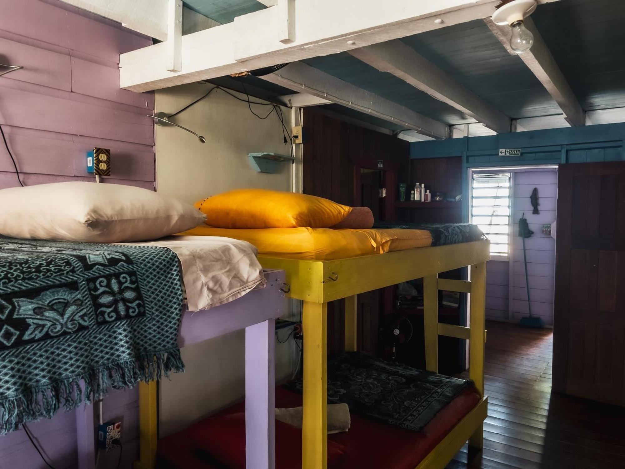 Anda Di Hows Hostel Placencia Exterior photo