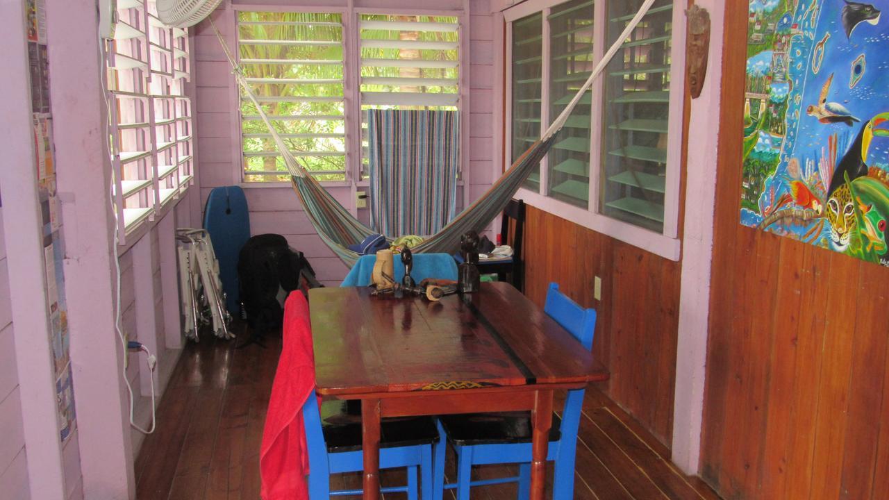 Anda Di Hows Hostel Placencia Exterior photo
