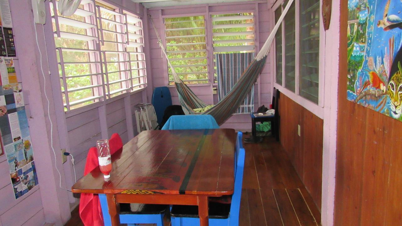 Anda Di Hows Hostel Placencia Exterior photo